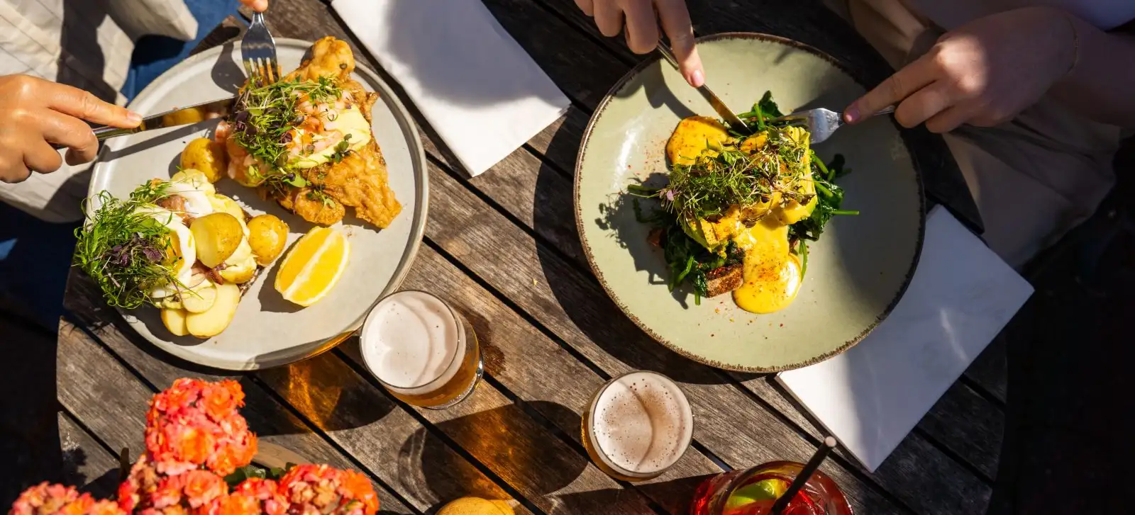 To tallerkener med brunch-retter i solen